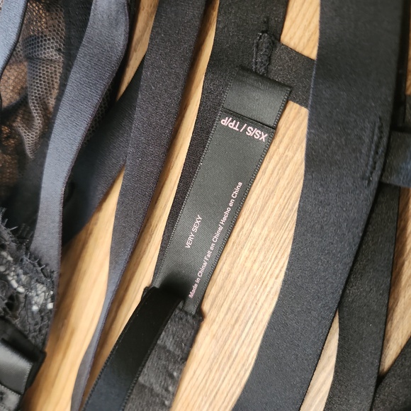 Victoria's Secret Black Strappy Bra And Garter Intimates XS - Picture 8 of 8